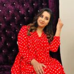 Sanjjanaa Instagram - It’s reflects on your face when you have been through every thing in your life and have battled it all , But finally you are contended & Happy .. we live life for a very short span challenge stour sorrows & count your blessings 👗 @momzjoy @princealarik Make up & hair by @ashahairandmakeup Styling & Shoot coordinated by miss Rashmi @iyra_designstudio . Cosmetic products by @official_dermacol_india Accessories by @rubans.in #sanjjanaa #sanjanagalrani #alarikpasha #sanjana #sanjjanaagalrani #huggies #pampers #indianactress #princealarik #indianmom #indiankids #indiankidswear #actressmomhustle Bangalore, India