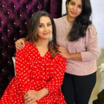 Sanjjanaa Instagram - It’s reflects on your face when you have been through every thing in your life and have battled it all , But finally you are contended & Happy .. we live life for a very short span challenge stour sorrows & count your blessings 👗 @momzjoy @princealarik Make up & hair by @ashahairandmakeup Styling & Shoot coordinated by miss Rashmi @iyra_designstudio . Cosmetic products by @official_dermacol_india Accessories by @rubans.in #sanjjanaa #sanjanagalrani #alarikpasha #sanjana #sanjjanaagalrani #huggies #pampers #indianactress #princealarik #indianmom #indiankids #indiankidswear #actressmomhustle Bangalore, India