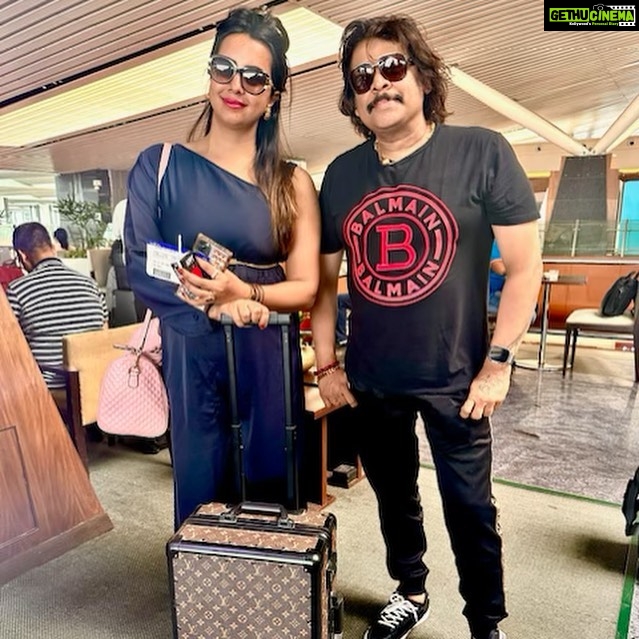 Sanjjanaa Instagram - Bumped into the very dynamic Musician @rajheshvaidhya … at the Airport … I had some really lovely conversations with you sir … & I’m so looking forward to you next work in @actorprabhas ‘s #adhipurush 💐. Airport look by @riddhi_99design , Miss Gayathri … ❤️ Karnataka, Bangalore