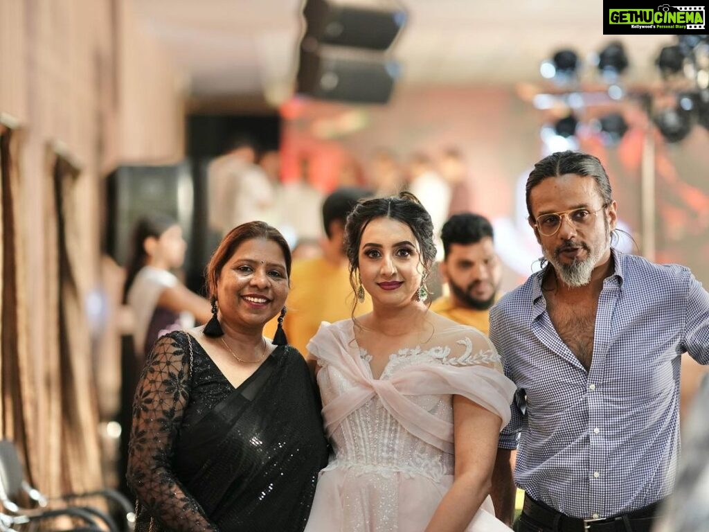 Sanjjanaa Instagram - 📸 @sachinnanjegowda.official ❤️ Perhaps it was an evening to remember … like every year, Indiranagar club conducted their May queen contest … With lots of glitz and glamour there was a fashion show that was organised by @chandangowda_official and I happened to walk as his show stopper in a fairytale. Cinderella Gown …. My hair and make up was conceptualised by @glamup_by_bhavithagowda … we prefer to flaunt a very HD look as it was for a highly lighten up fashion sequence on the ramp … I was accompanied by my family & friends @gautamkotamraju & @liya . Life is truly beautiful when you are accompanied by friends and family with every stage … feel blessed to be sailing through opportunities in my life #gratitude . Karnataka, Bangalore
