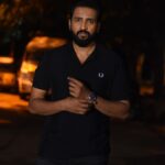 Santhanam Instagram - Look for @zeetamizh presents SaReGaMaPa Season 3 | Grand Finale. Polo t shirt: @fredperry Denim: @boss Shoes: @gucci (GG low-top sneakers) Style by: @simran_jha_1111 Pictures: @shotsbyuv @sakthi_fpv @sat_narain Chennai, India