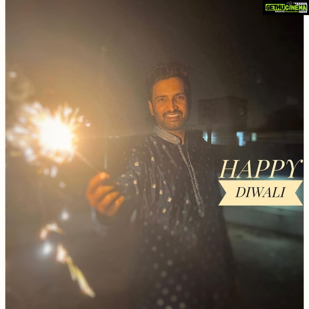 Santhanam Instagram - What a Nail Biting #IndVsPak Match to start this Festival 💥 Happy Diwali to Everyone 😃 #festival#diwali #indvspakmatch #lightinglamps✨#happydiwali💥
