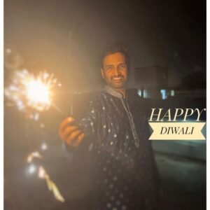 Santhanam Instagram - What a Nail Biting #IndVsPak Match to start this Festival 💥
Happy Diwali to Everyone 😃 

#festival#diwali #indvspakmatch #lightinglamps✨#happydiwali💥