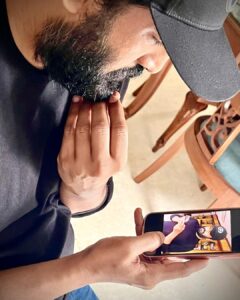 Santhanam Instagram - Oru photo poda evloooo…yosika vendiyatha iruku 🤔
