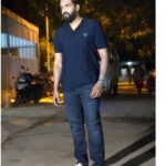 Santhanam Instagram - Look for @zeetamizh presents SaReGaMaPa Season 3 | Grand Finale. Polo t shirt: @fredperry Denim: @boss Shoes: @gucci (GG low-top sneakers) Style by: @simran_jha_1111 Pictures: @shotsbyuv @sakthi_fpv @sat_narain Chennai, India
