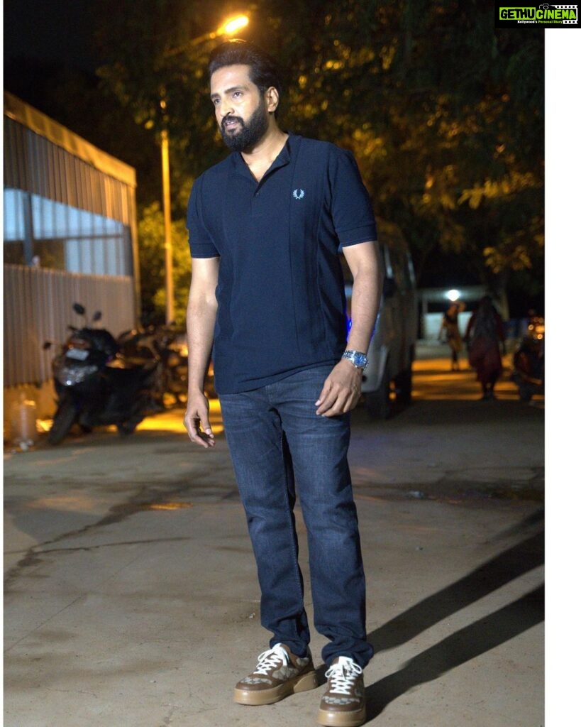Santhanam Instagram - Look for @zeetamizh presents SaReGaMaPa Season 3 | Grand Finale. Polo t shirt: @fredperry Denim: @boss Shoes: @gucci (GG low-top sneakers) Style by: @simran_jha_1111 Pictures: @shotsbyuv @sakthi_fpv @sat_narain Chennai, India