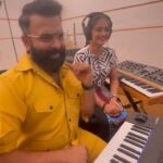 Santhosh Narayanan Instagram – Adchi Pudchi வா தல⭐❤‍🔥

Fan Boy சம்பவம் By SaNa 💛 @musicsanthosh 

Vibing begins 💛💛💛

Wearing @vinosupraja 
Styled by @hqrukmini 

#IPLOnStar #Thala #Dhoni #MSD #GameOn #SoundOn #sana #SanthoshNarayan #AdchiPudchi #VaaThala #Yellove #CSK #CSKvsRR