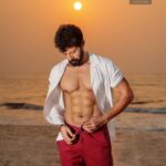 Santhosh Prathap Instagram - “OBSERVE to understand. ACCEPT don’t judge. UNLEARN to learn.” Photographer : @pariaarclicks Asst 1 : @ardraramachandran Asst 2 : @balaa1981 Retouch : @sabestian21 #summervibes #love #life #grateful #gratitude #oneness Bessy