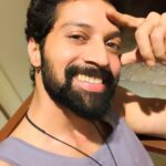 Santhosh Prathap Instagram - Be a lover. Give love. Choose love. Love everyone, always. -Harry Styles Dedicating this song to all of you ❤️ #gratitude #grateful #love #life #oneness #hobby #singing #ennadimaayavinee #vadachennai #santhoshnarayanan #sidsriram