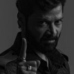 Santhosh Prathap Instagram - Ivar nallavara? Kettavara? Comment your thoughts! #EinfachStudios #DPictures #KondraalPaavam #DayalPadmanabhan #SanthoshPratap #BTS #ShootingInProgress #ShootingPics #shootingstills