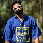 Santhosh Prathap Instagram - #MeendumManjappai சமுதாயத்திற்கும் சுற்றுச்சூழலுக்கும் நீதி, சுதந்திரம், சமத்துவம் மற்றும் சகோதரத்துவம் ஆகிய கொள்கைகளை நிலைநிறுத்துவதாக இந்த குடியரசு தினத்தில் உறுதியளிப்போம். ஒருமுறை மட்டுமே பயன்படுத்தக்கூடிய பிளாஸ்டிக் பைகளுக்குப் பதிலாக மீண்டும் பயன்படுத்தக்கூடிய துணிப் பைகளைப் பயன்படுத்துவோம் என உறுதிமொழி எடுப்போம். #HappyRepublicDay #REDUCE #REUSE #RECYCLE #AndrumIndrumEndrumManjappai #SayNoToPlasticBags @santhoshprathapoffl x @purushuarie Photo: @kumar.a Creative Direction: @gautham_krishnan Makeup: @makeupbywanshazia Sunnies & Shoes: @monkstoryofficial Styling: @madraswear #WearYourFreedom #PurushuArie #SanthoshPrathap Chennai, India