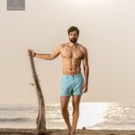 Santhosh Prathap Instagram - “Observe, look, be, and everything will take care of itself.” #ramanamaharishi Photographer : @pariaarclicks Asst 1 : @ardraramachandran Asst 2 : @balaa1981 Retouch : @sabestian21 #summervibes #love #life #grateful #gratitude #oneness #nature #sunrise #beach Bessy