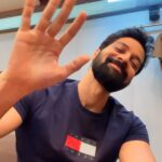 Santhosh Prathap Instagram - Chumma dhaan no feelings ellam Just a try 🫢 singing one of my favourites Song : Kadhal Vaithu Kadhal vaithu Movie : Deepavali Singer : Vijay Yesudas Music by : Yuvan Shankar Raja #hobby #singing #love #grateful #gratitude #tamilsong #yuvan #2022 #kadhalvaithu