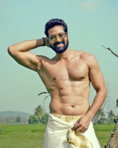 Santhosh Prathap Instagram - இனிய பொங்கல் திருநாள் வாழ்த்துக்கள் ☀️☀️☀️
#PongaloPongal
@santhoshprathapoffl x @purushuarie 

Photo: @kumar.a 
Creatives: @gautham_krishnan 
Make-up: @makeupbywanshazia 
Accessories: @monkstoryofficial 
Styling: @madraswear 

#SanthoshPrathap #PurushuArie
#PurushuAriePeople 
#WearYourFreeeom