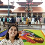 Sanusha Instagram - ഗുരുവായൂരിൽ വാമനന്റെ രൂപത്തിലെ കണ്ണനെ കണ്ട്, കണ്ണന്റെ കൂടെ അവിടുത്തെ സദ്യയും കഴിച്ച്, പൂക്കളത്തിന്റെ അടുത്ത് നിന്ന് ഒരു ഫോട്ടോ കൂടെ ആയാൽ ? ഹൈ!! ബഹുകേമം !!!🌸❤️😍 How did you guys enjoy your Onam !? 🌸🌸🌸🌸🌸🌸🌸🌸🌸 Thank you so much for these wonderful pictures @sivadaspremjith 🌸🌸🌸🌸🌸🌸🌸🌸🌸 #onam2022 #guruvayoor #temple #celebration #onam #onasadhya #pookkalam #family #bliss #blessed #happy #love #krishna #foreverkrishnalover ❤️ Guruvayur Temple ഗുരുവായൂർ ക്ഷേത്രം
