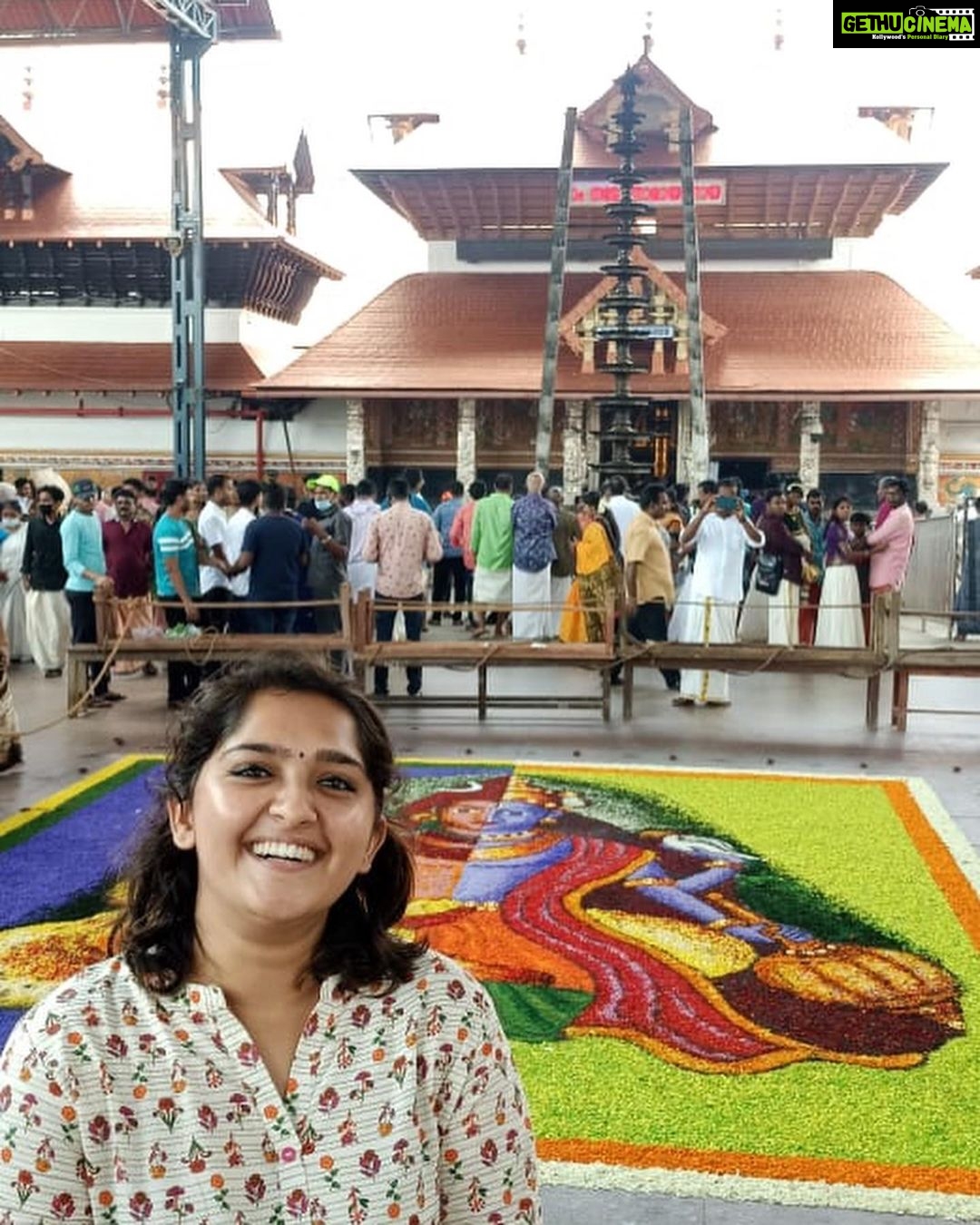Sanusha Instagram - ഗുരുവായൂരിൽ വാമനന്റെ രൂപത്തിലെ കണ്ണനെ കണ്ട്, കണ്ണന്റെ കൂടെ അവിടുത്തെ സദ്യയും കഴിച്ച്, പൂക്കളത്തിന്റെ അടുത്ത് നിന്ന് ഒരു ഫോട്ടോ കൂടെ ആയാൽ ? ഹൈ!! ബഹുകേമം !!!🌸❤️😍 How did you guys enjoy your Onam !? 🌸🌸🌸🌸🌸🌸🌸🌸🌸 Thank you so much for these wonderful pictures @sivadaspremjith 🌸🌸🌸🌸🌸🌸🌸🌸🌸 #onam2022 #guruvayoor #temple #celebration #onam #onasadhya #pookkalam #family #bliss #blessed #happy #love #krishna #foreverkrishnalover ❤️ Guruvayur Temple ഗുരുവായൂർ ക്ഷേത്രം
