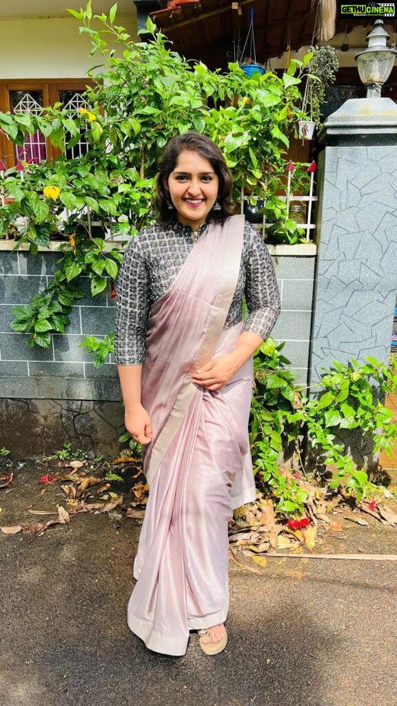 Sanusha Instagram - ❤‍🔥❤‍🔥❤‍🔥 @styledby_mak @monisha__a_k__ Thank you Moni for making me look so pretty with the perfect draping 😍 & thank you @page3studiobyunaismustafa for this beautiful saree 🤍 #san #love #saree #happiness #instagood #instagram #instadaily #instareels #trending #trendingreels #reelsvideo #sanushasanthosh