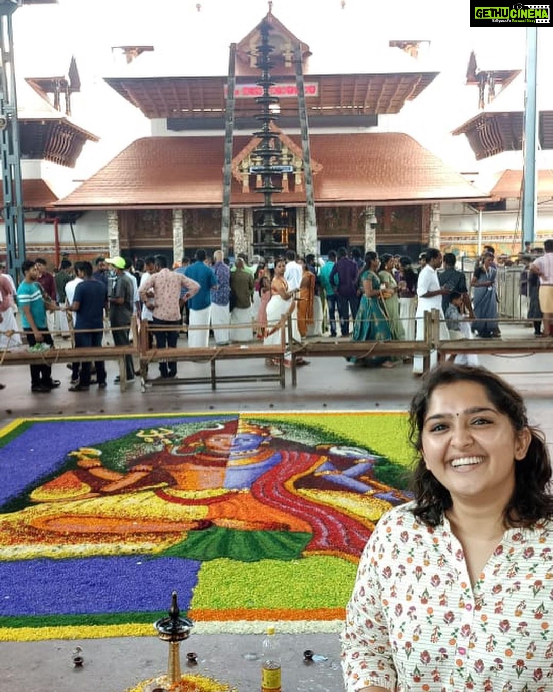 Sanusha Instagram - ഗുരുവായൂരിൽ വാമനന്റെ രൂപത്തിലെ കണ്ണനെ കണ്ട്, കണ്ണന്റെ കൂടെ അവിടുത്തെ സദ്യയും കഴിച്ച്, പൂക്കളത്തിന്റെ അടുത്ത് നിന്ന് ഒരു ഫോട്ടോ കൂടെ ആയാൽ ? ഹൈ!! ബഹുകേമം !!!🌸❤️😍 How did you guys enjoy your Onam !? 🌸🌸🌸🌸🌸🌸🌸🌸🌸 Thank you so much for these wonderful pictures @sivadaspremjith 🌸🌸🌸🌸🌸🌸🌸🌸🌸 #onam2022 #guruvayoor #temple #celebration #onam #onasadhya #pookkalam #family #bliss #blessed #happy #love #krishna #foreverkrishnalover ❤️ Guruvayur Temple ഗുരുവായൂർ ക്ഷേത്രം