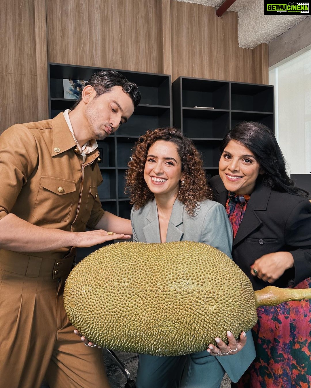 Sanya Malhotra Instagram - (Jack) fruitful day 💚🥰 8 days to go! #KathalOnNetflix