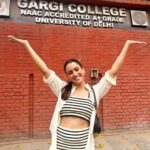 Sanya Malhotra Instagram – Interviews dediye, momos khaa liye, 2-2 kathal gift mein mille, Delhi ki baarish dekhli aur apna college bhi dekh liya 🥰

Ab wrapping up a fulfilling Day 2 of #KathalonNetflix promotions, time to go back to Mumbaiiiiii 💚🥰
