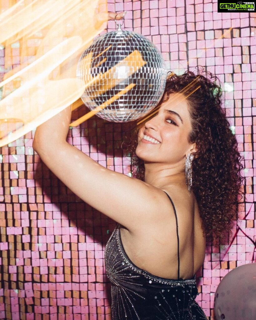 Sanya Malhotra Instagram - 💥🪩 31 🪩💥 Thank you for the warm cozy cute wishes 💖🥰 I’m the luckiest girl to have the most amazing people around me. Dil se Shukriya 💕🪩🕺💃🏻 📸 @mayank0491