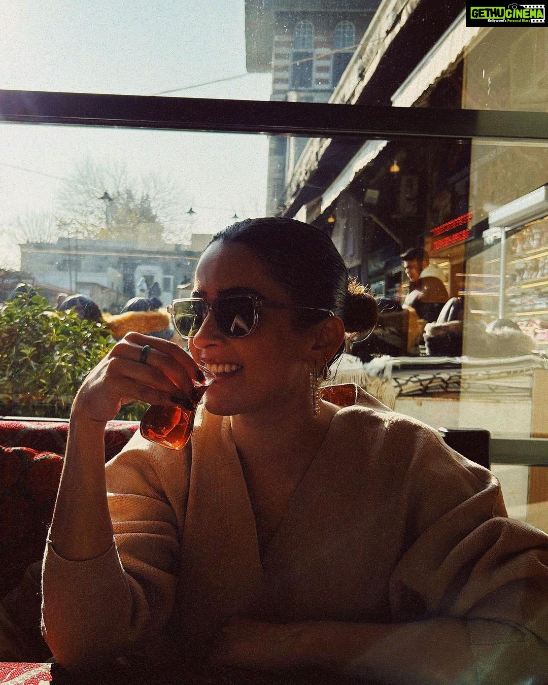 Sanya Malhotra Instagram - 🌸 ☕️ 🐈‍⬛👩‍👧 Turkey, Istanbul - Gethu Cinema