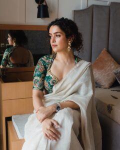 Sanya Malhotra Instagram - 🌝✨ Clicked by my cutie @shagunn23 💖
