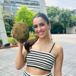 Sanya Malhotra Instagram - Interviews dediye, momos khaa liye, 2-2 kathal gift mein mille, Delhi ki baarish dekhli aur apna college bhi dekh liya 🥰 Ab wrapping up a fulfilling Day 2 of #KathalonNetflix promotions, time to go back to Mumbaiiiiii 💚🥰