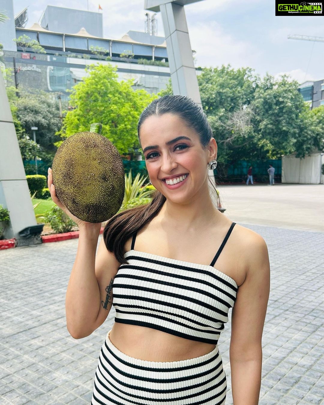 Sanya Malhotra Instagram - Interviews dediye, momos khaa liye, 2-2 kathal gift mein mille, Delhi ki baarish dekhli aur apna college bhi dekh liya 🥰 Ab wrapping up a fulfilling Day 2 of #KathalonNetflix promotions, time to go back to Mumbaiiiiii 💚🥰