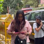 Sanya Malhotra Instagram – Interviews dediye, momos khaa liye, 2-2 kathal gift mein mille, Delhi ki baarish dekhli aur apna college bhi dekh liya 🥰

Ab wrapping up a fulfilling Day 2 of #KathalonNetflix promotions, time to go back to Mumbaiiiiii 💚🥰