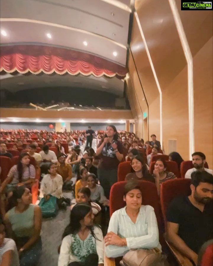 Sanya Malhotra Instagram - πIβm back in my home ground; Delhi and all set to promote my upcoming film Kathal π Feels extremely nostalgic coming back to the DU Campus; interacting with the dramatic club; unveiling my films teaser and even performing on the SRCC stage! As I begin the countdown to the release of this very special film , I seek blessings and also hope that you guys enjoy this film as much as I enjoyed shooting it. 29 days to go Kathal releasing on Netflix on 19th May ππ₯°π