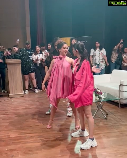Sanya Malhotra Instagram - πIβm back in my home ground; Delhi and all set to promote my upcoming film Kathal π Feels extremely nostalgic coming back to the DU Campus; interacting with the dramatic club; unveiling my films teaser and even performing on the SRCC stage! As I begin the countdown to the release of this very special film , I seek blessings and also hope that you guys enjoy this film as much as I enjoyed shooting it. 29 days to go Kathal releasing on Netflix on 19th May ππ₯°π