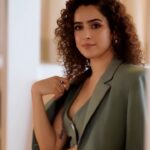Sanya Malhotra Instagram - Radhe Radhe my pyaare pyaare coactors 💚🙏🏽🙌🏽 @anantvjoshi @imsarafneha 5 days to gooooooo #KathalonNetflix 💚🥰 🎥 @ohmygosh_joe