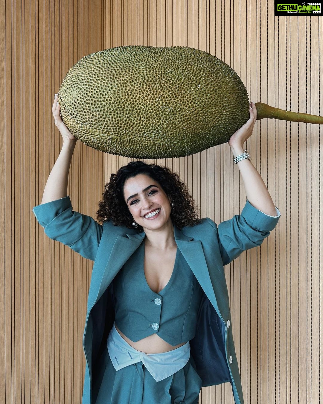 Sanya Malhotra Instagram - (Jack) fruitful day 💚🥰 8 days to go! #KathalOnNetflix