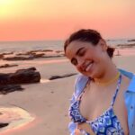 Sanya Malhotra Instagram - Favourite time of the day 🌸🌅 #professionalsunsetwatcher