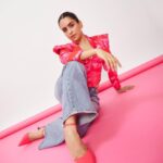 Sanya Malhotra Instagram – 💞💓🌸💝🌷🎀👛💗💖

Padmasan Vajrasana Shavasana Iykyk 🧘🏽‍♀️
📸 @mohitvaru 
💄 @natasha_mathias_ 
👗 @spacemuffin27