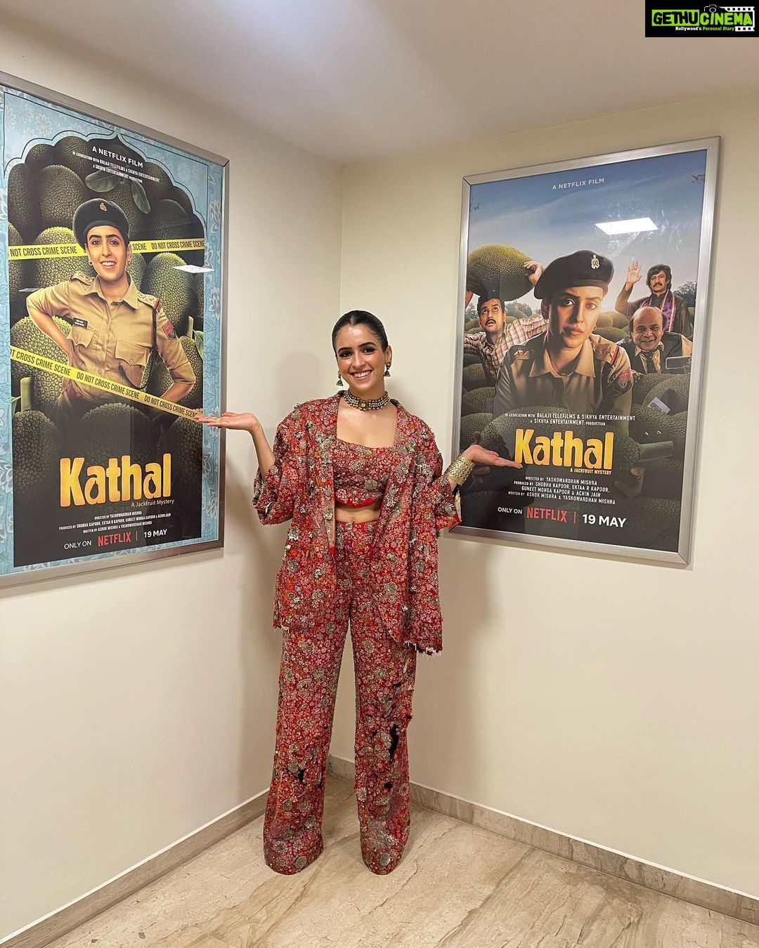 Sanya Malhotra Instagram - Thank you @feminaindia for honoring me with the Promising Performer of the Year award last night. Iβm so grateful and blessed to be part of films like Kathal. This film is straight out of our hearts π. Iβm nothing without the support of my fans and well-wishers who have been showering me with a lot of love for all my films and my characters. And the award is like the icing on the cake!! Dil se Shukriya π₯°ππ½