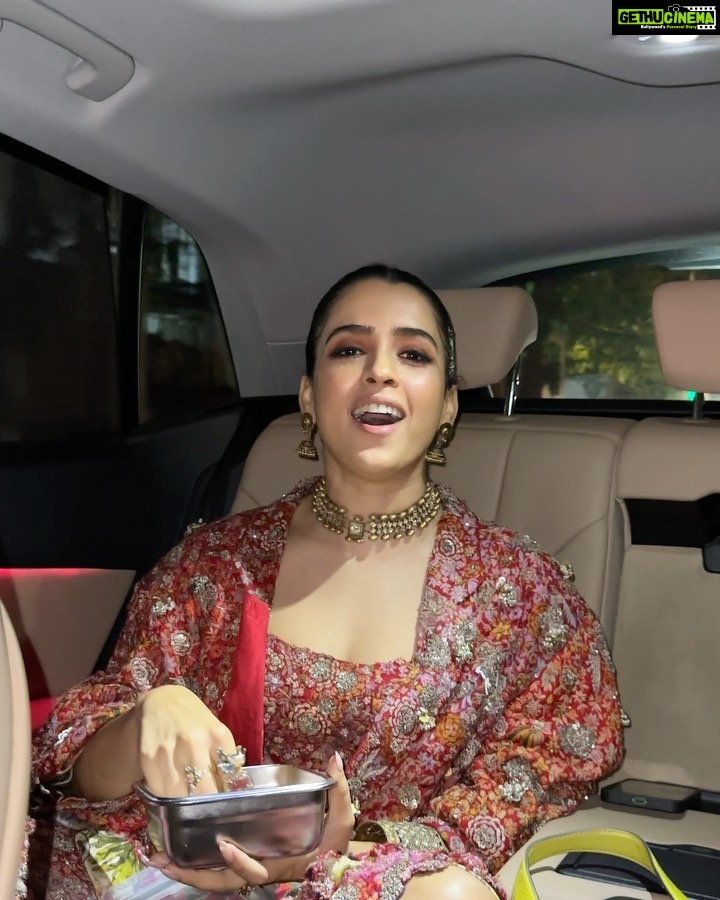 Sanya Malhotra Instagram - Thank you @feminaindia for honoring me with the Promising Performer of the Year award last night. Iβm so grateful and blessed to be part of films like Kathal. This film is straight out of our hearts π. Iβm nothing without the support of my fans and well-wishers who have been showering me with a lot of love for all my films and my characters. And the award is like the icing on the cake!! Dil se Shukriya π₯°ππ½