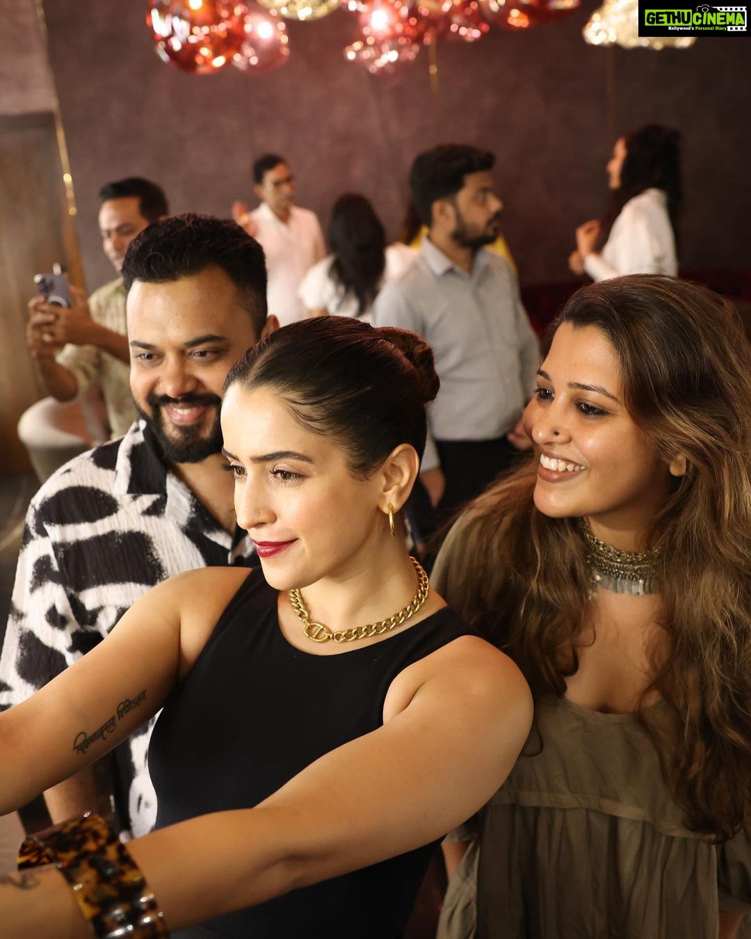 Sanya Malhotra Instagram - Last night was filled with laughter and smiles post the cast and crew screening of our film Kathal. Now our very special film will be yours in just a day π₯°π Directed by @yashowardhanm Produced by @shobha9168 @ektarkapoor @guneetmonga @achinjain20 Written by @ashokmishraa40 @yashowardhanm @anantvjoshi @vijayraazofficial @rajpalofficial @imsarafneha @govindpandey07 @guchahurpal @buntyshash raghubir_y Creative Producer: @ruchikaakapoor DOP: @harshviro Editor: @prernasaigal Music: @ramsampathofficial Costume Design: @eshtylist Casting: @ghantaghartalkies @castingbay Associate Producer: @mann012 Sound Design: @anthoruban Re Recording Mixer: @boloydoloi Rahul Production Design: @pronitapal @naiditasingh Makeup Design: @yazminrodgerz Action Director: @khatib2279 Colourist: @sidmeer @bridgepostworks @unfathomable_11 amit.asaxena @wake_up_hittu @ketannmehta @raunaqbajaj @mishraapoorv @ritviqj @mihika_munjal @sambhav6084 @miss_ap_says @i.am.arjunsetia @kritarthsethi @priyanka_kaur_gill @gaurav.utreja @priyagini @sakshi.saxena2 @kushal_17 @tarang_gaike @yogeshmeghwal_ @Gagandeep1178 @Nirali.n @Iqbalansari3185 @cine_wrap @shrutikarokade @shreyabisen @natasha_mathias_ @sanayadotiwala @anjarlekargeetesh @rimac_the_mua @umasejwal @sejwal_tarun @harishisolanki52 @constrooe_art @sandeepkumarp6313 @kanupriya9 @kaukokaipuu.jouska @syed_syhaan_qyrashi @maniarjjun @nil_patil_1906 @niveeee @mourya_ashok007 @samrat.saha11 @noise.reaction_lakra @keshavwaghe @gulkand @prasaadkadam @kadakpaav @truebluedesignco @sikhya @balajimotionpictures @netflix_in #Kathal #KathalOnNetflix #SanyaMalhotra #SikhyaEntertainment #BalajiMotionPictures #Netflix #NetflixOriginal πΈ @sohail_joshi