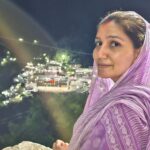 Sapna Choudhary Instagram - जय माता दी 👏 माता रानी की कृपा से मेरी पैदल यात्रा सफल रही,बहोत अच्छे दर्शन दिये माँ ने अपनी बच्ची को सभी साथी भक्तजनों का खूब धन्यवाद जिन्होंने मुझे पहचाना पर बिकुल परेशान नहीं किया मुझे बहुत सुकून मिला माता रानी आप सबकी मनोकामना पूरी करे आपकी यात्रा मंगलमय हो,माता रानी कृपा करे अलगे साल फिर मिलेगे. बोल सच्चे दरबार की जय 🙌 #pease #positivity #thankgodforeverything