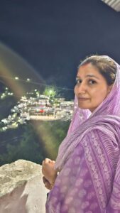 Sapna Choudhary Instagram - जय माता दी 👏 माता रानी की कृपा से मेरी पैदल यात्रा सफल रही,बहोत अच्छे दर्शन दिये माँ ने अपनी बच्ची को सभी साथी भक्तजनों का खूब धन्यवाद जिन्होंने मुझे पहचाना पर बिकुल परेशान नहीं किया मुझे बहुत सुकून मिला माता रानी आप सबकी मनोकामना पूरी करे आपकी यात्रा मंगलमय हो,माता रानी कृपा करे अलगे साल फिर मिलेगे. बोल सच्चे दरबार की जय 🙌 #pease #positivity #thankgodforeverything
