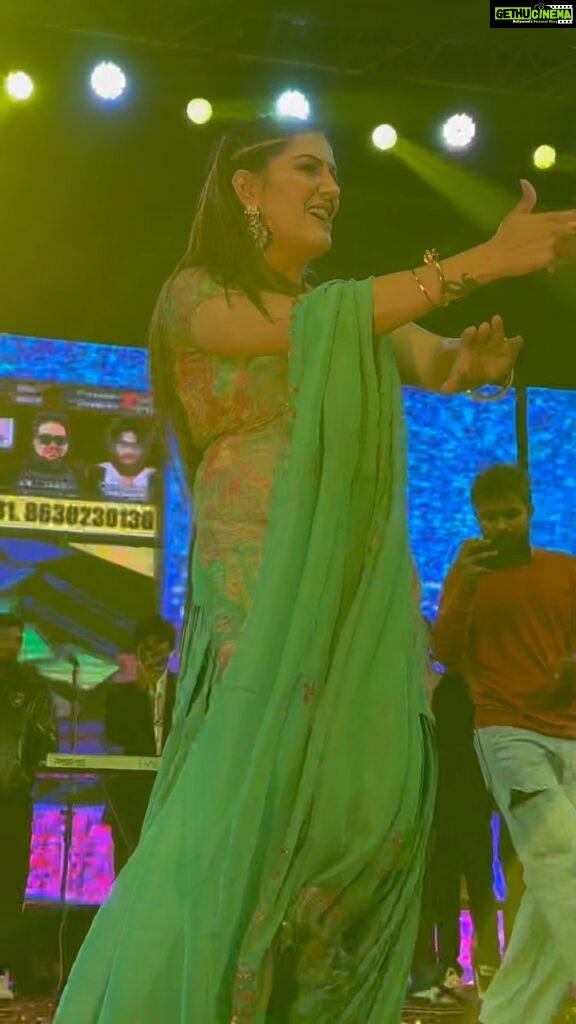 Sapna Choudhary Instagram - खुड़का 32 बोर करे 🔫 @desigeet99 #treanding #sapna #sapnachoudhary #sapnachaudhary #sapnaharyanvi #sapnachaudharyharyanvi #desiqueen #haryanviqueen #instagood #reelitfeelit #reelkarofeelkaro #haryana #haryanvi #positivity #positivevibes #performance #stage #thankgodforeverything