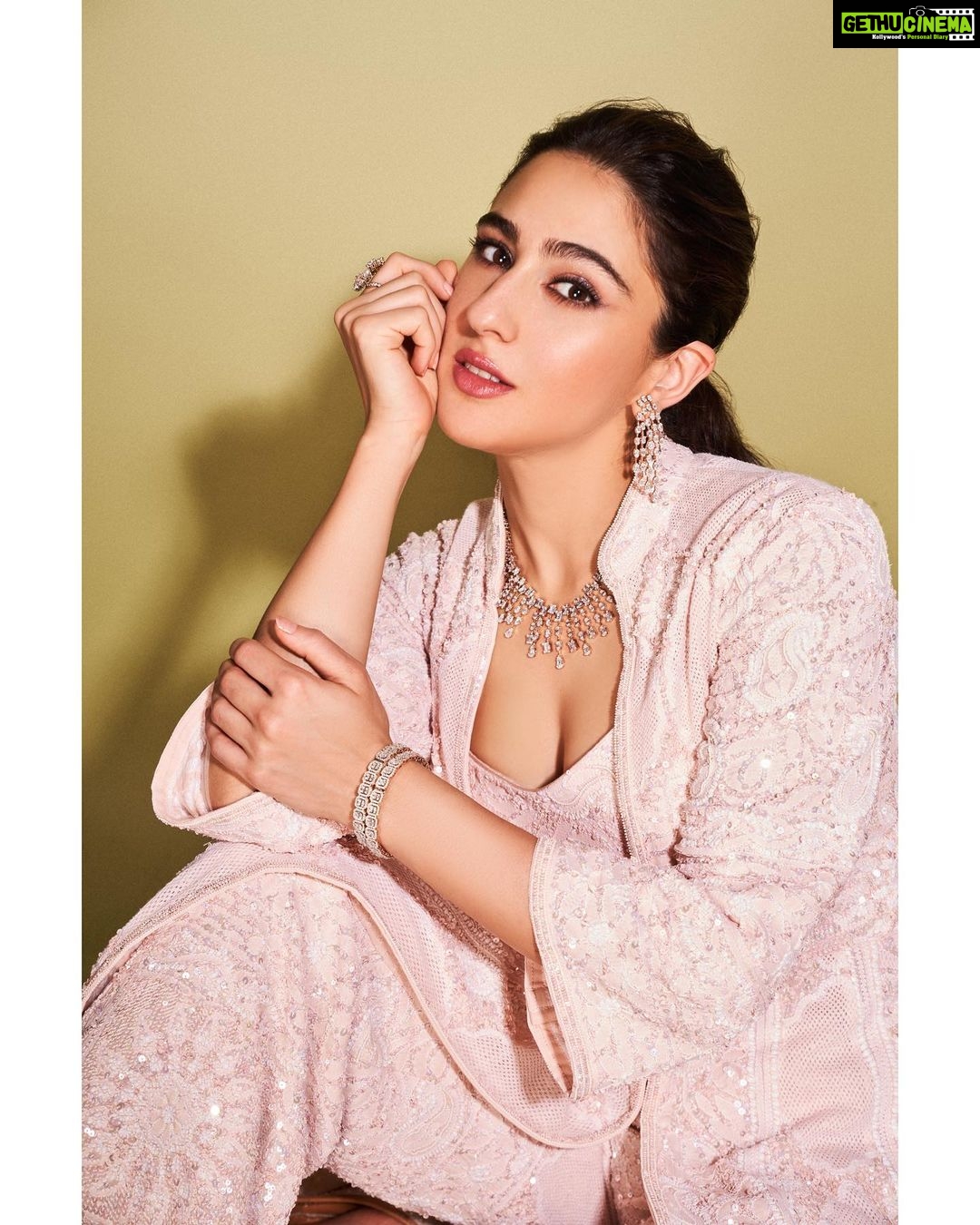 Sara Ali Khan Instagram - πΈπΈπΈ π: @stylebyami @anoooooshka πΈ : @pradhumna.sharma π: @adrianjacobsofficial πββοΈ: @the.mad.hair.scientist π: @tbz.theoriginal