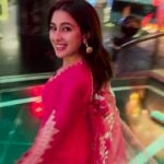 Sara Ali Khan Instagram – No time to lose ⏰🗓️
Always on the move 💃💨
Swim, workout, groove 🏊‍♀️💪
Travel, experience, improve 🗺️✈️ JetSetGo