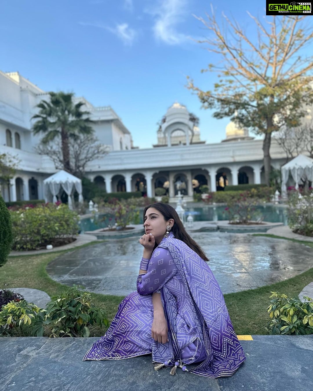 Sara Ali Khan Instagram - ☀️ 🌙 🏊♀️🙏🏻☮️💟 Udaipur - The City of Lakes