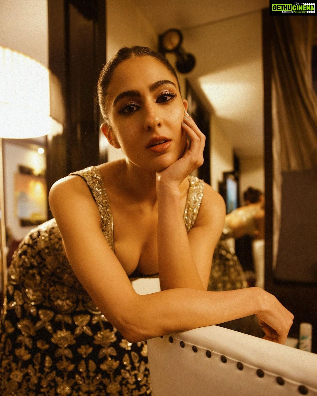 Sara Ali Khan Instagram - Always sold on gold ✨✨✨ 📸: @sashajairam 👗: @manishmalhotra05 @manishmalhotraworld 💄: @adrianjacobsofficial 💇♀️: @kantamotwani Nita Mukesh Ambani Cultural Centre
