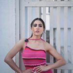 Sara Ali Khan Instagram - Pink is a mood 💕💕💕 Candy is a food 🍭 @lakshmilehr @vardannayak @ayeshadevitre @rishabhkphotography