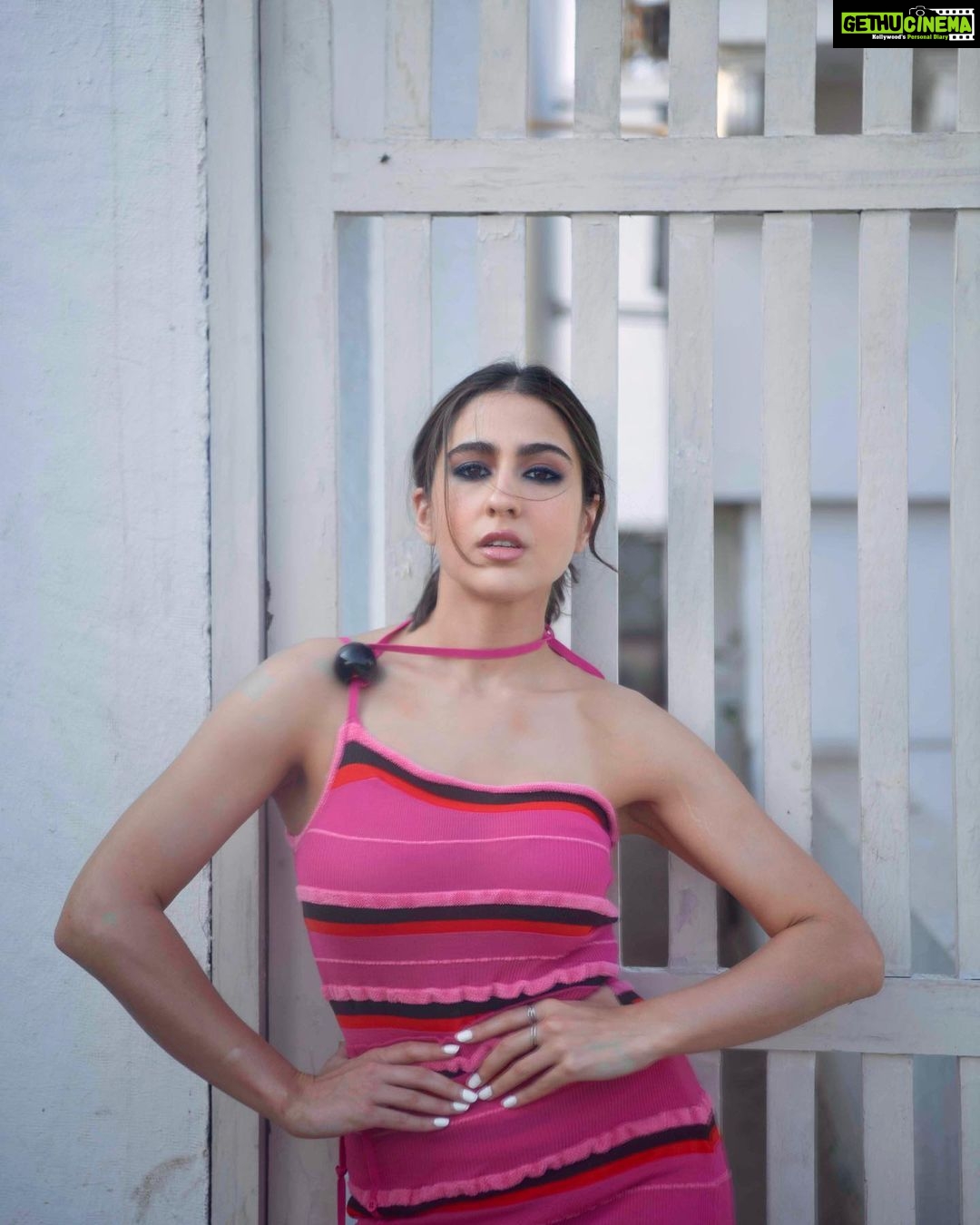 Sara Ali Khan Instagram - Pink is a mood 💕💕💕 Candy is a food 🍭 @lakshmilehr @vardannayak @ayeshadevitre @rishabhkphotography