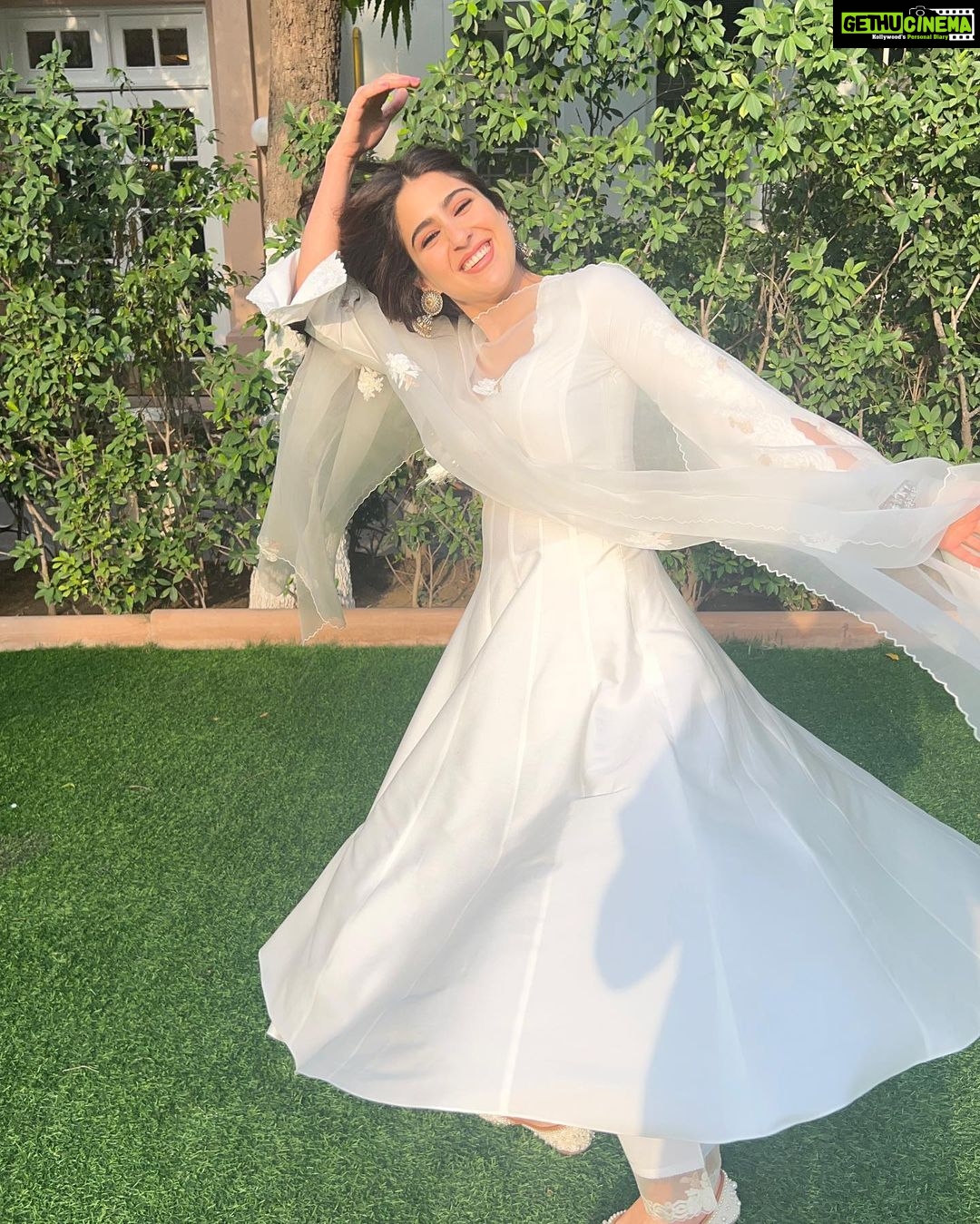 Sara Ali Khan Instagram - Mood after seeing the love #ZaraHatkeZaraBachke is getting 🤍🤍🤍🕊️🕊️🕊️ India