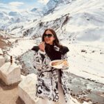 Sara Ali Khan Instagram - Parvato Mein Parathe 🫓🥔🥲 Jannat in Pahade 🏔️🏔️🏔️ Chalti Rahi Coffee ke Sahare ☕️☕️ Barf mein bhi Bahaare 💕❄️ Toh Azmaao yeh Nazaare 🤩🙏🏻 Spiti Valley